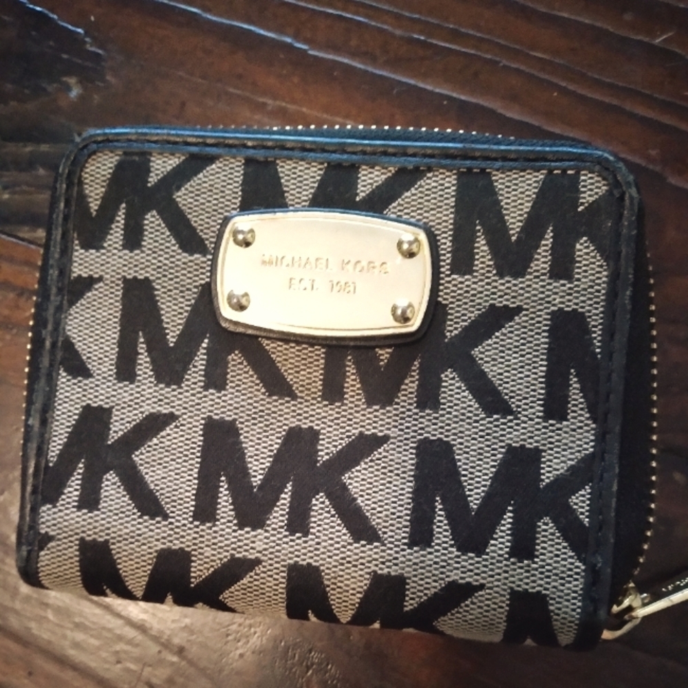 Michael kors small zippy wallet